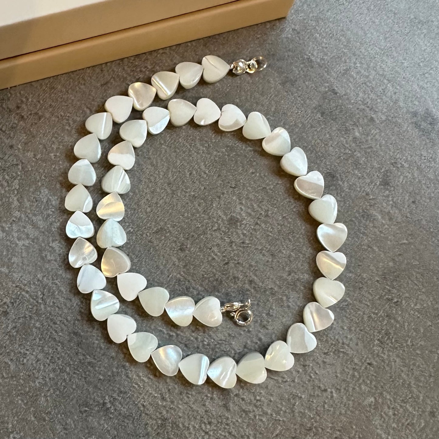 Vėrinys iš natūralaus perlamutro "Hearts mini"