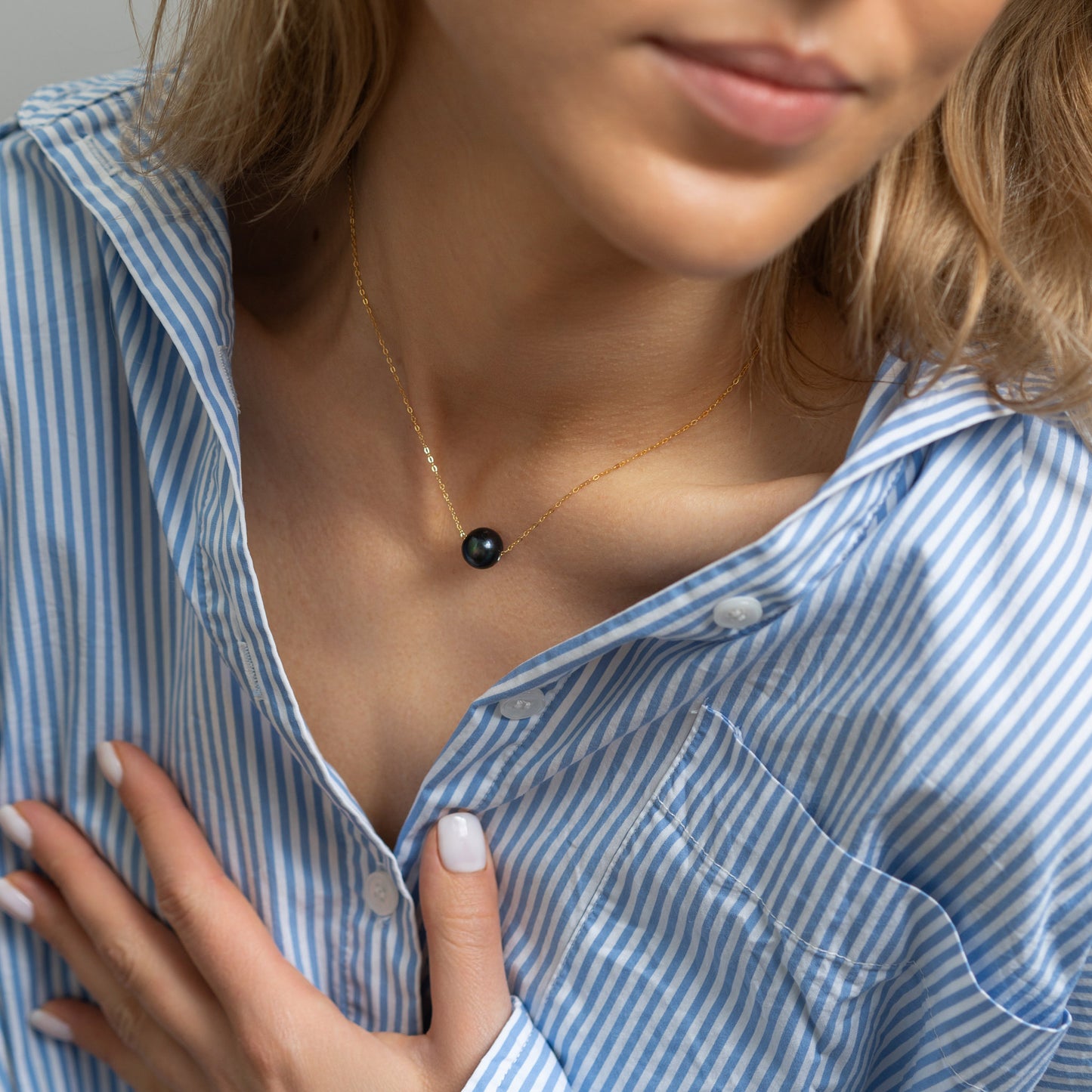 Kullatud kaelakee tumeda pärliga