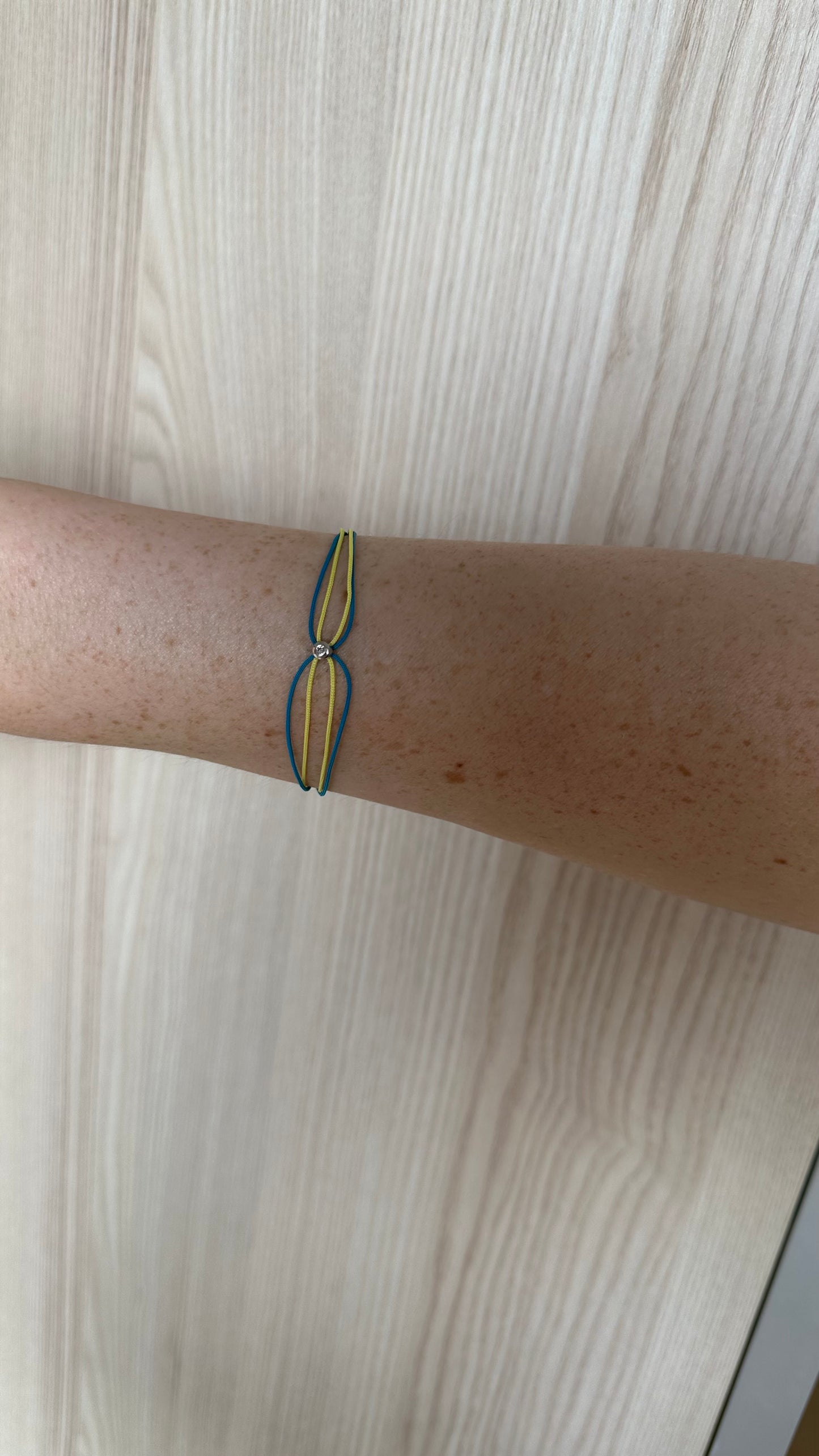 Auklas rokassprādze ar 0,01 ct dimantu, Ukraina