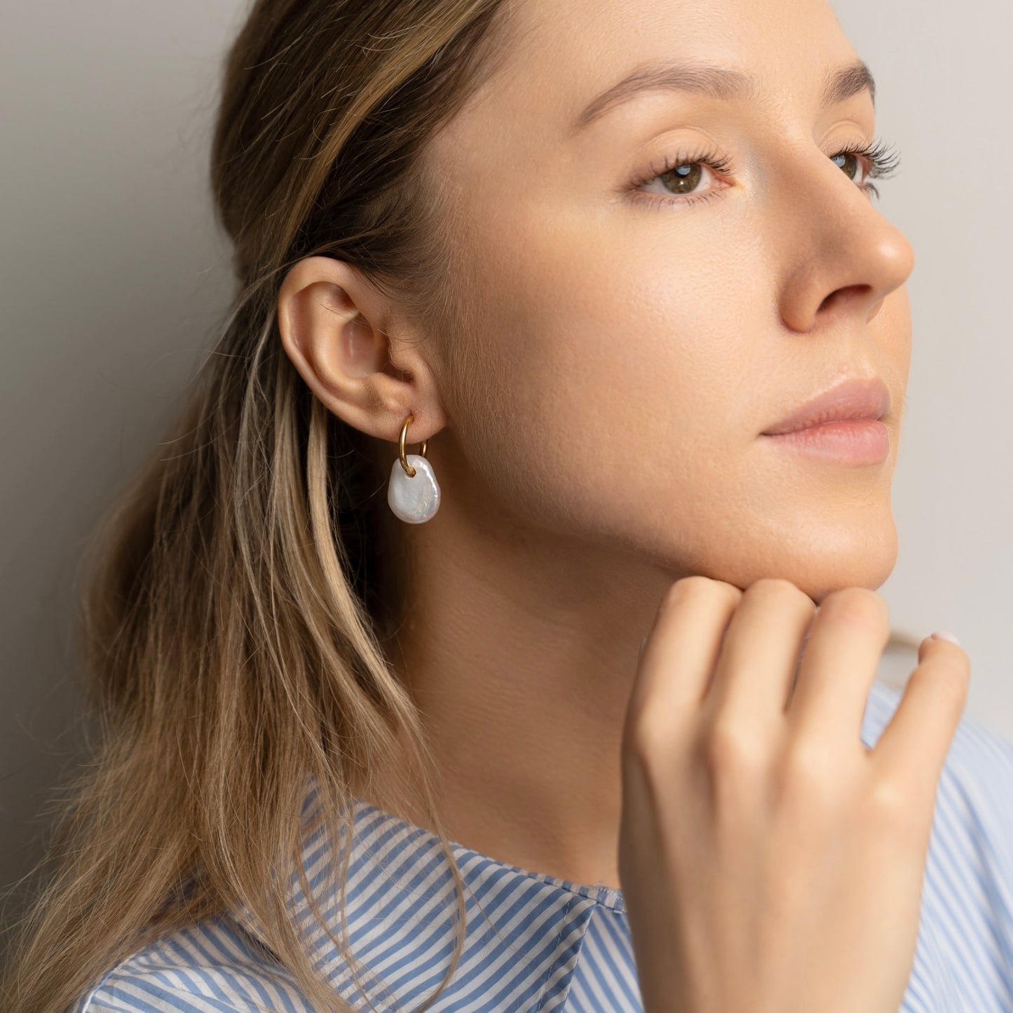 Kullatud kõrvarõngad pärliga "Baroque"