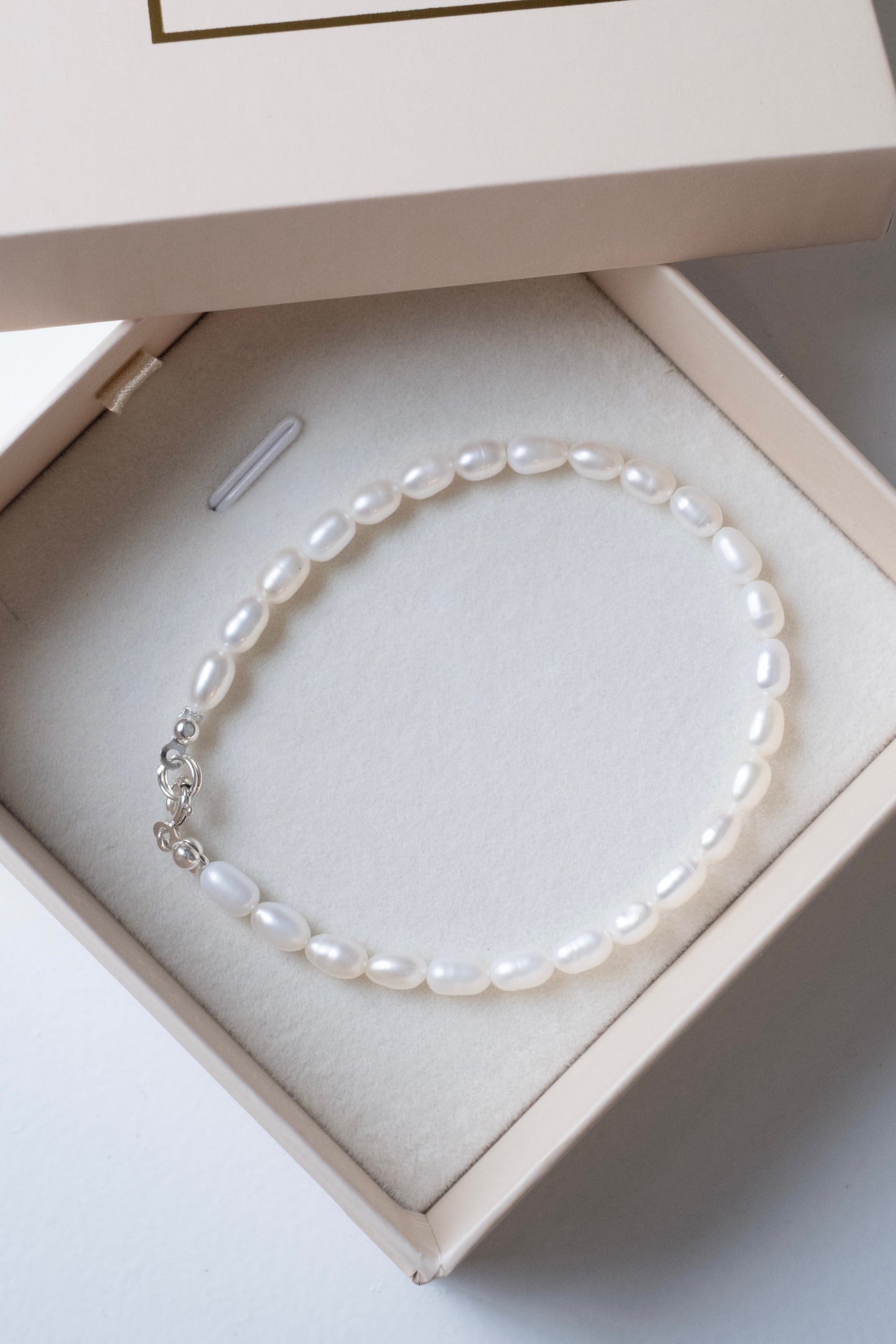 Perlų apyrankė su paauksuotomis / sidabrinėmis detalėmis