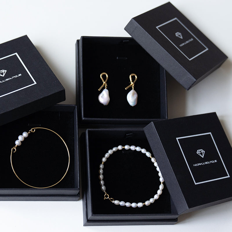 Apzeltīti auskari ar dabīgām pērlēm