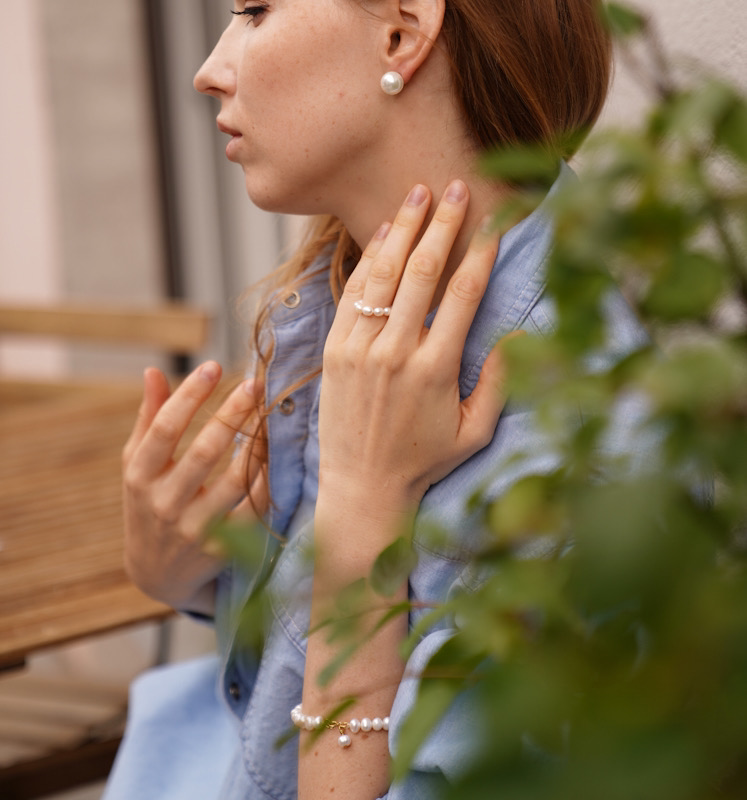 Pērļu rokassprādze ar apzeltītām/sudraba detaļām