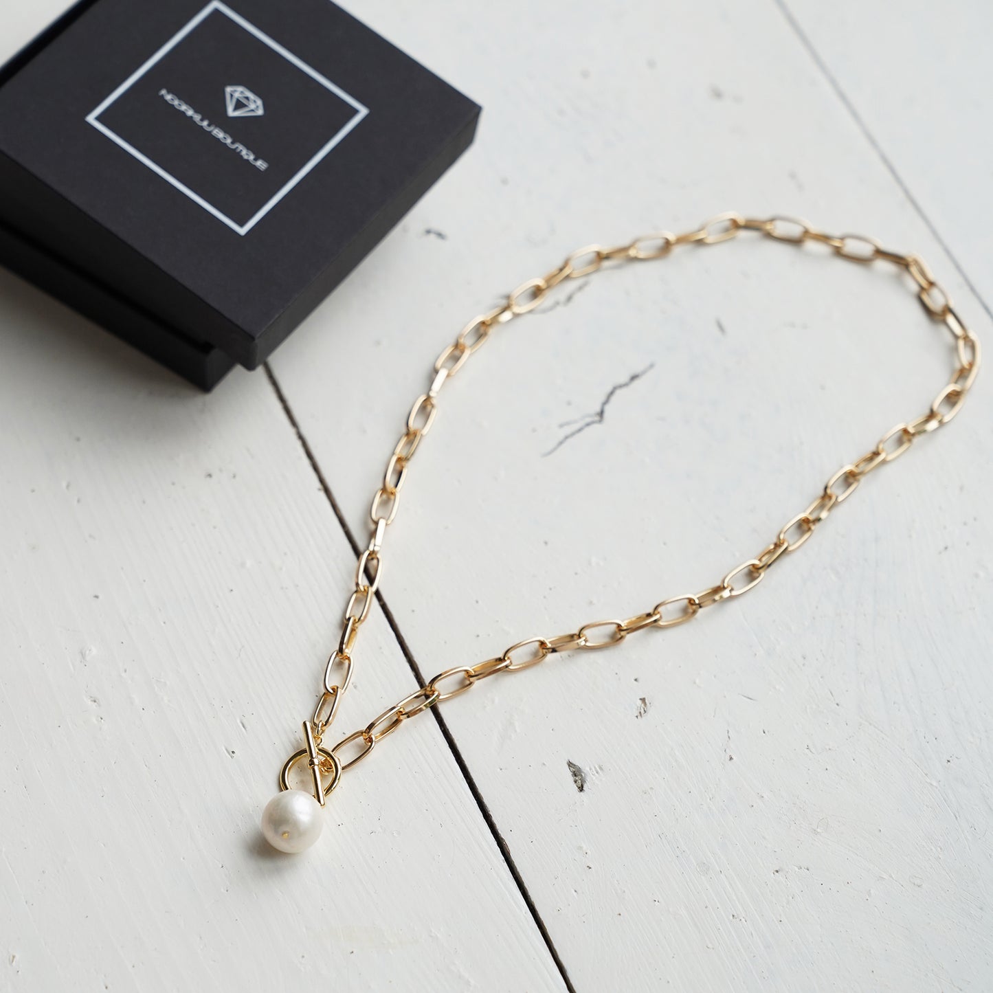 Auksu dengtas kaklo papuošalas su masyviu perlu