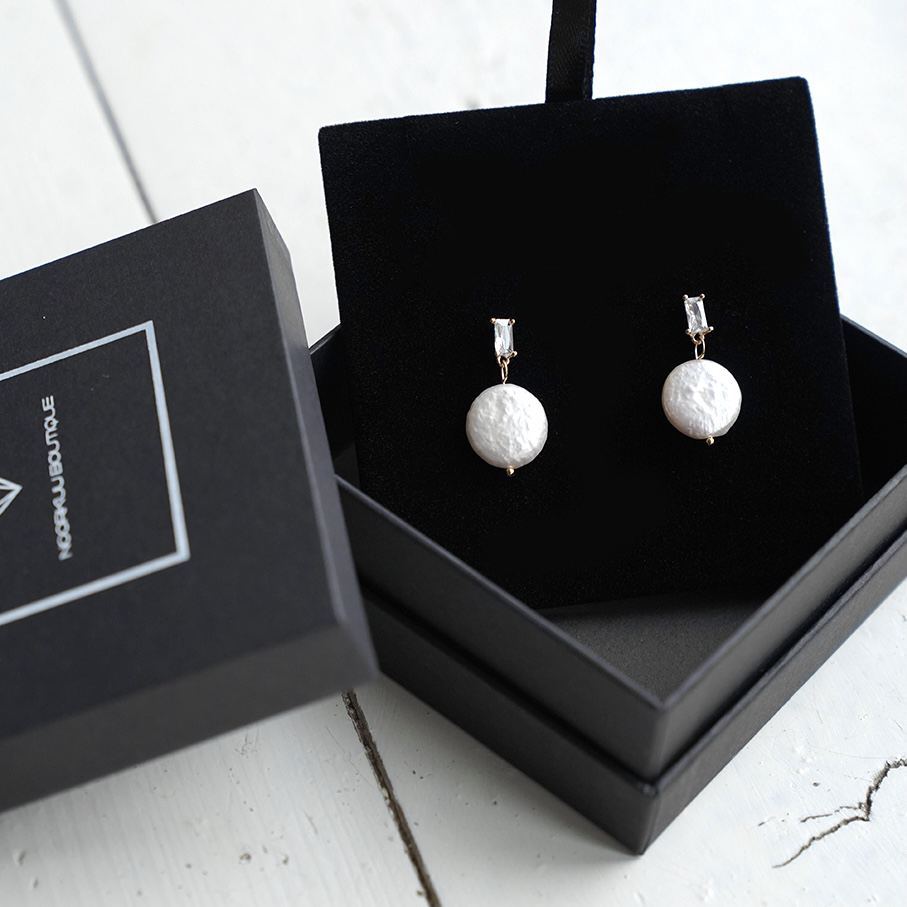 Paauksuoti auskarai su natūraliais perlais