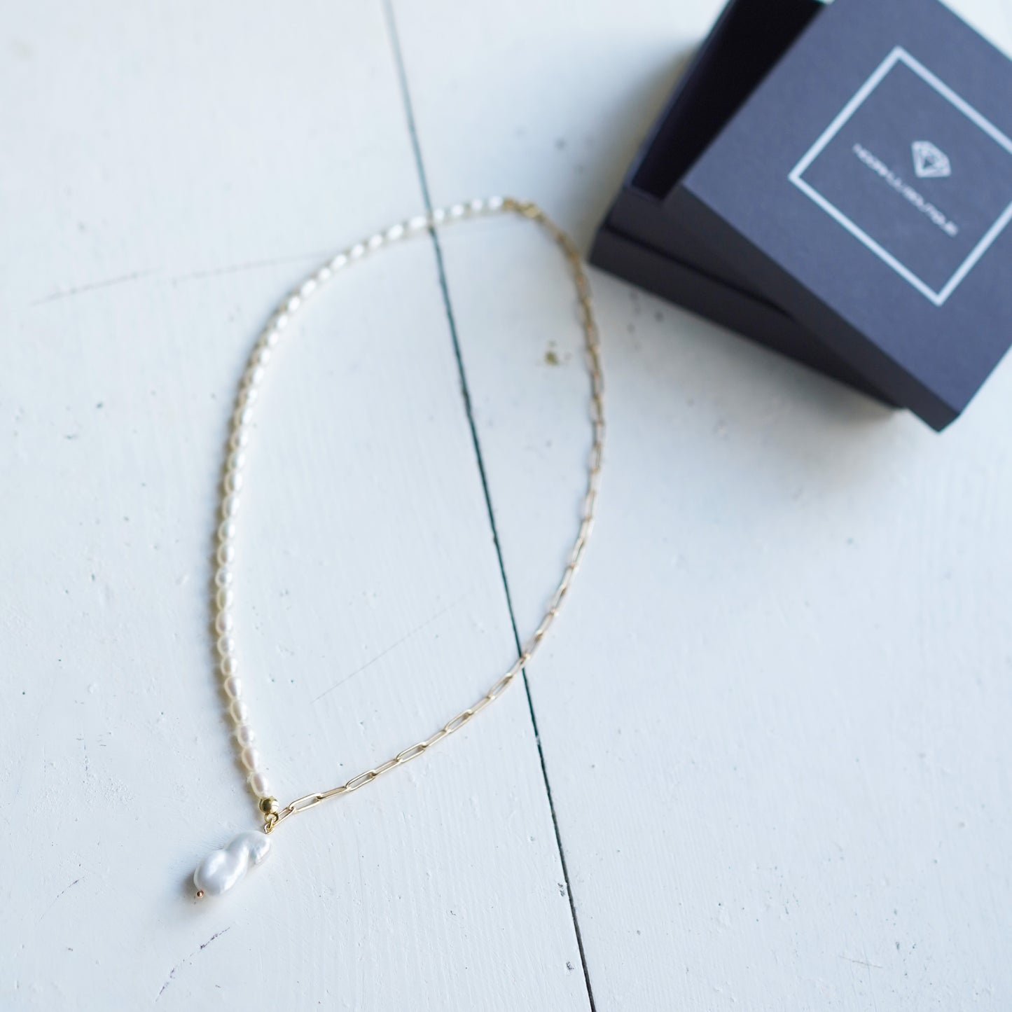 Paauksuota grandinėlė su natūraliu baroko perlu