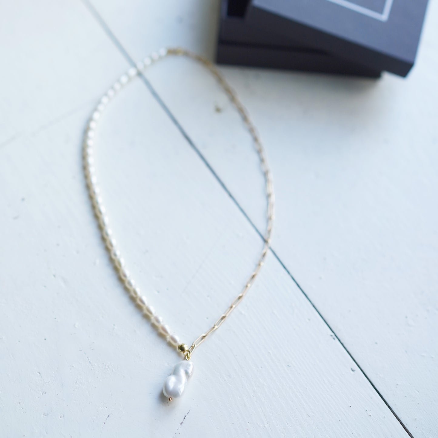 Paauksuota grandinėlė su natūraliu baroko perlu