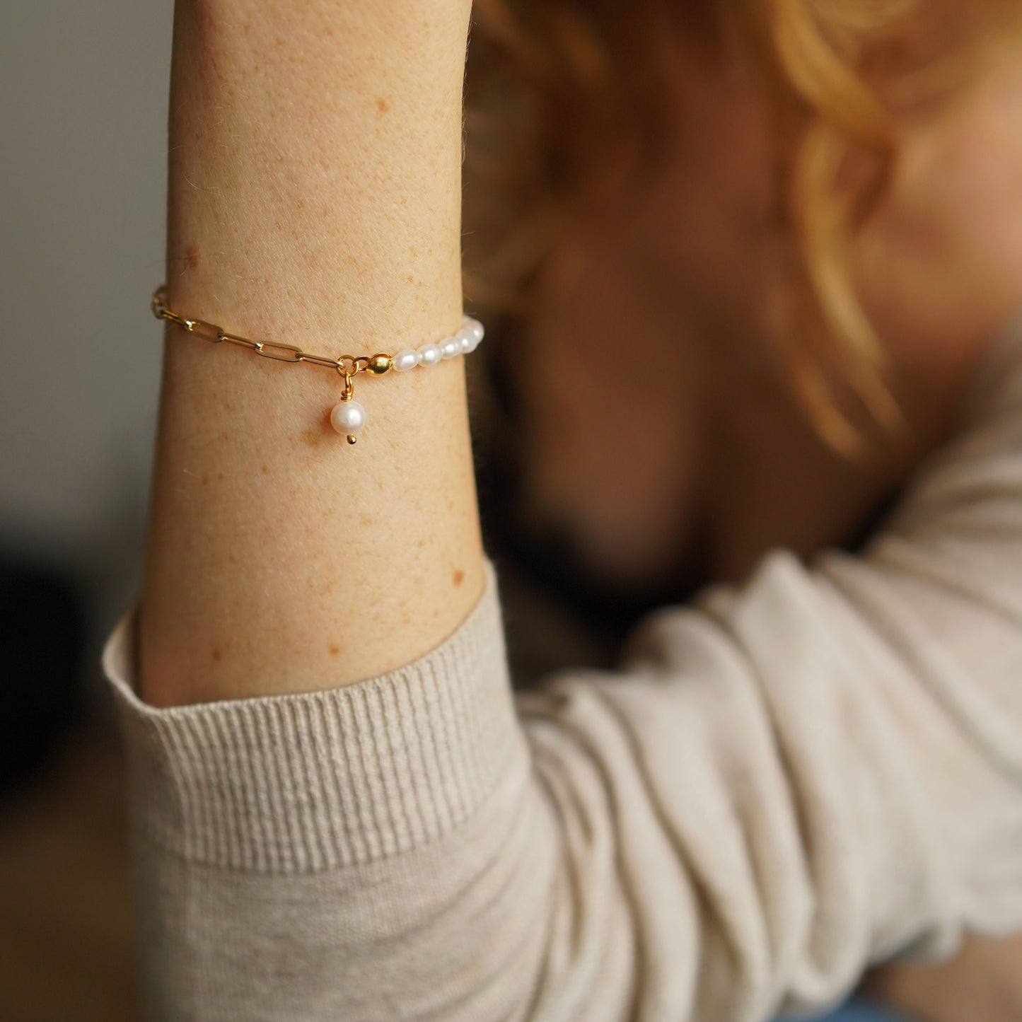 Paauksuota apyrankė su natūraliu perlu