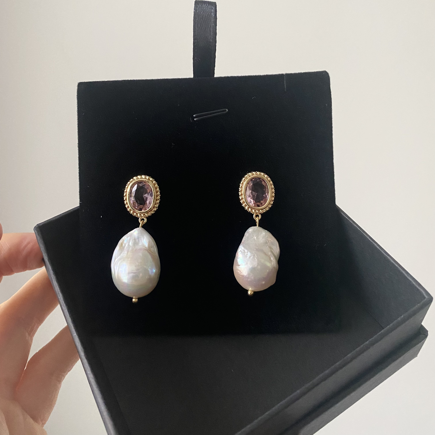 Apzeltīti auskari ar dabīgām baroka pērlēm