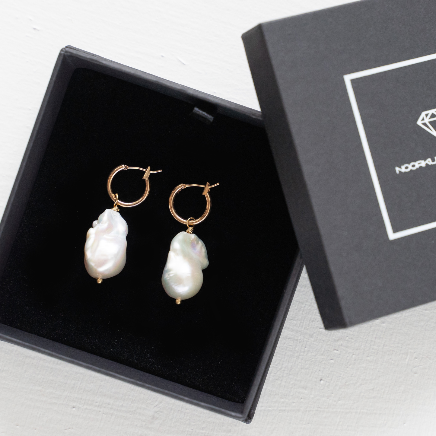 Paauksuoti auskarai su natūraliais perlais