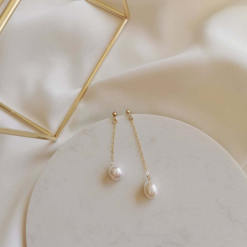 Apzeltīti auskari ar dabīgām pērlēm