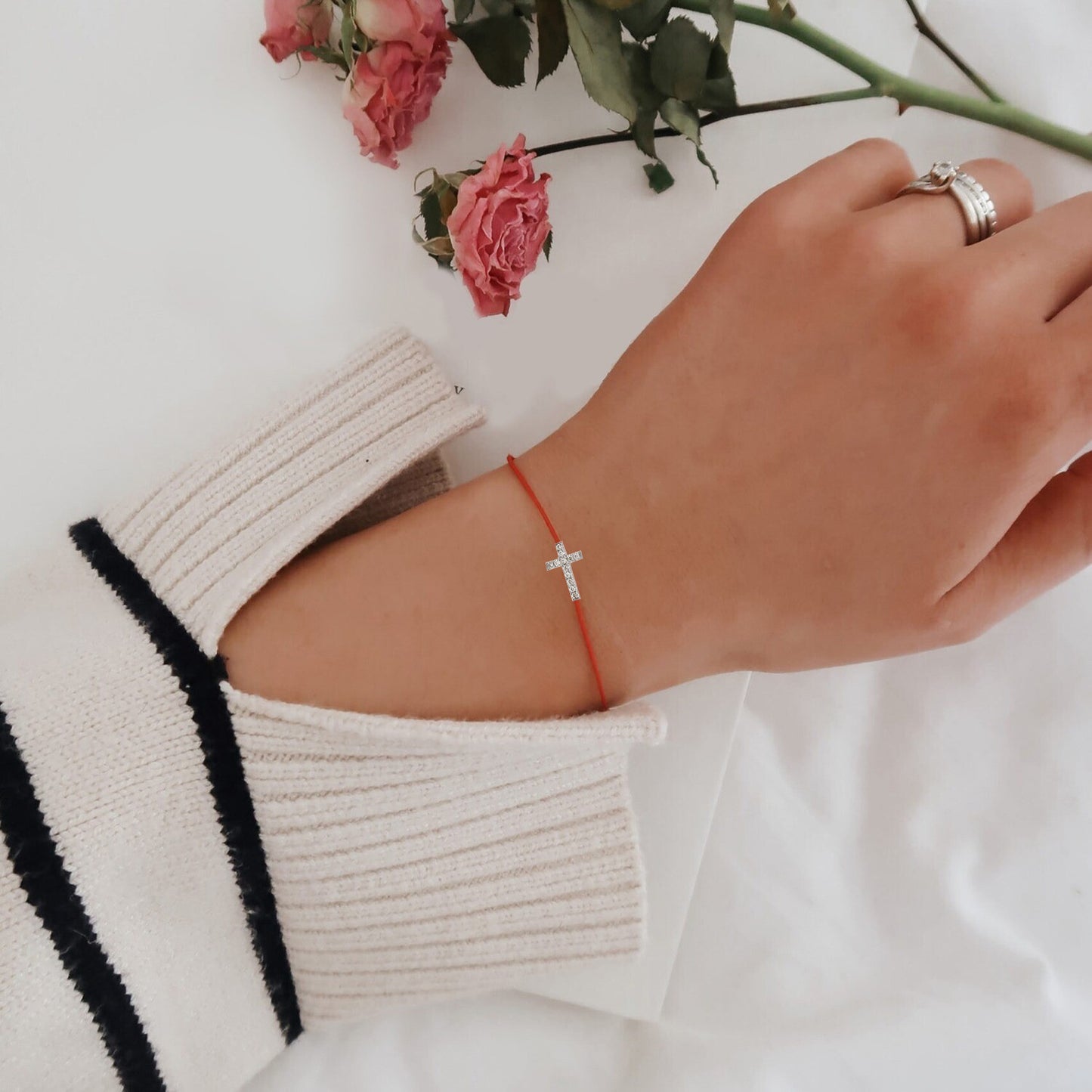 Sarkana auklas rokassprādze ar krustiņu un 0,05 ct dimantiem