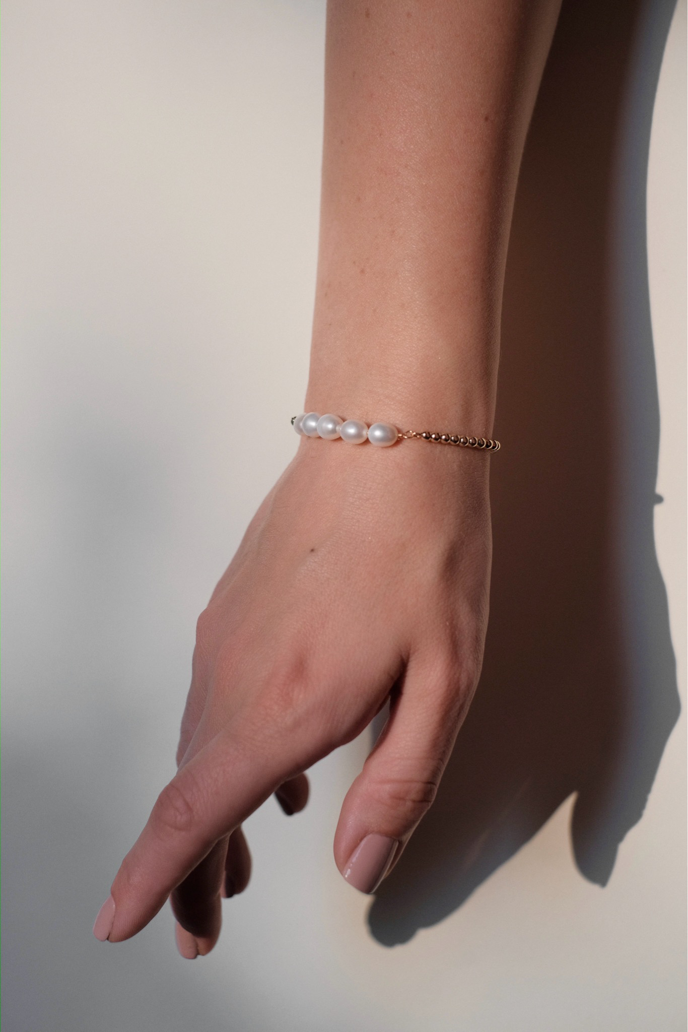 Natūralių perlų reguliuojamo ilgio apyrankė