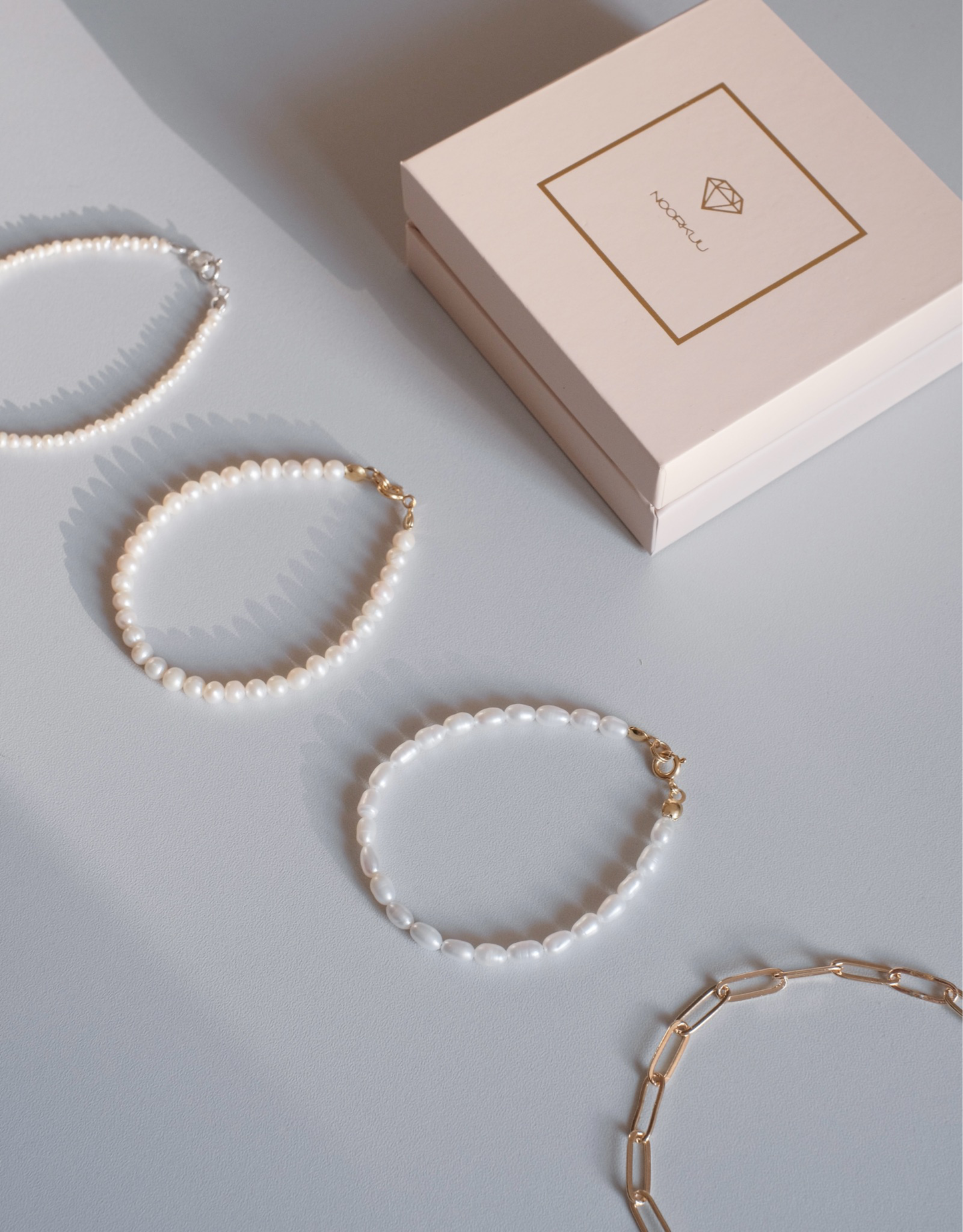 Perlų apyrankė su paauksuotomis / sidabrinėmis detalėmis