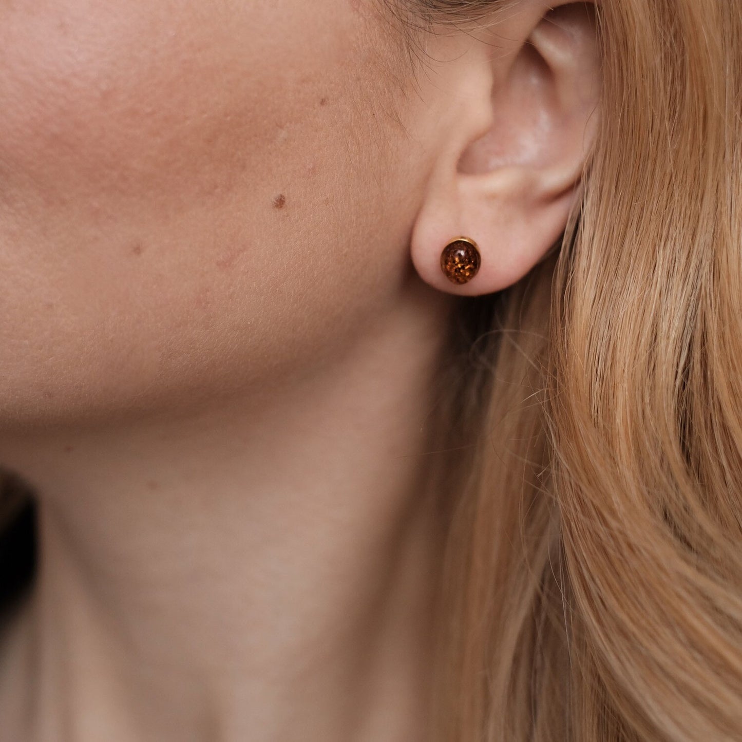 Sidabriniai auksu dengti auskarai su natūraliu gintaru "Cognac oval"