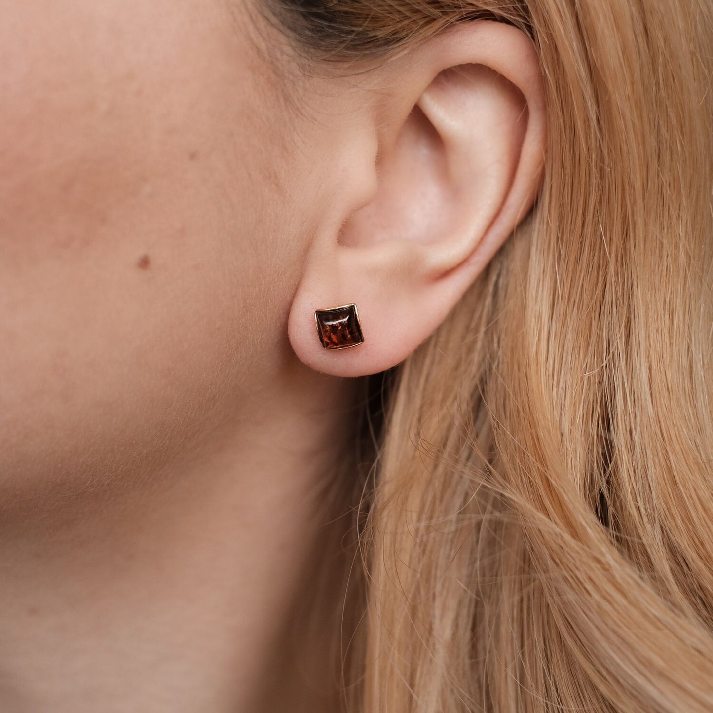 Kullatud hõbekõrvarõngad merevaiguga "Cognac square"