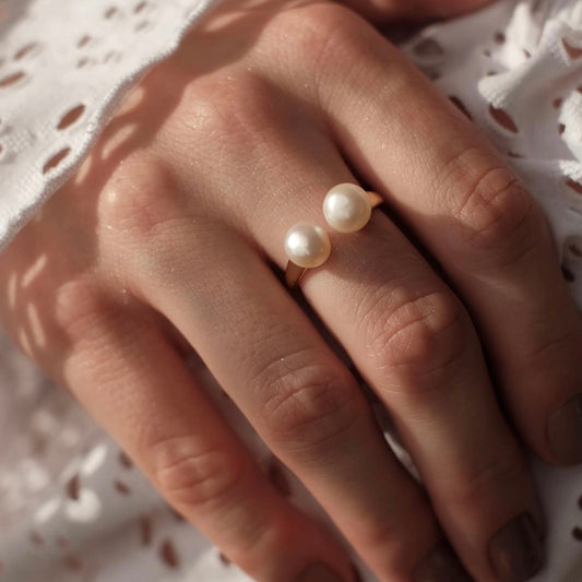 Žiedas su natūraliais perlais