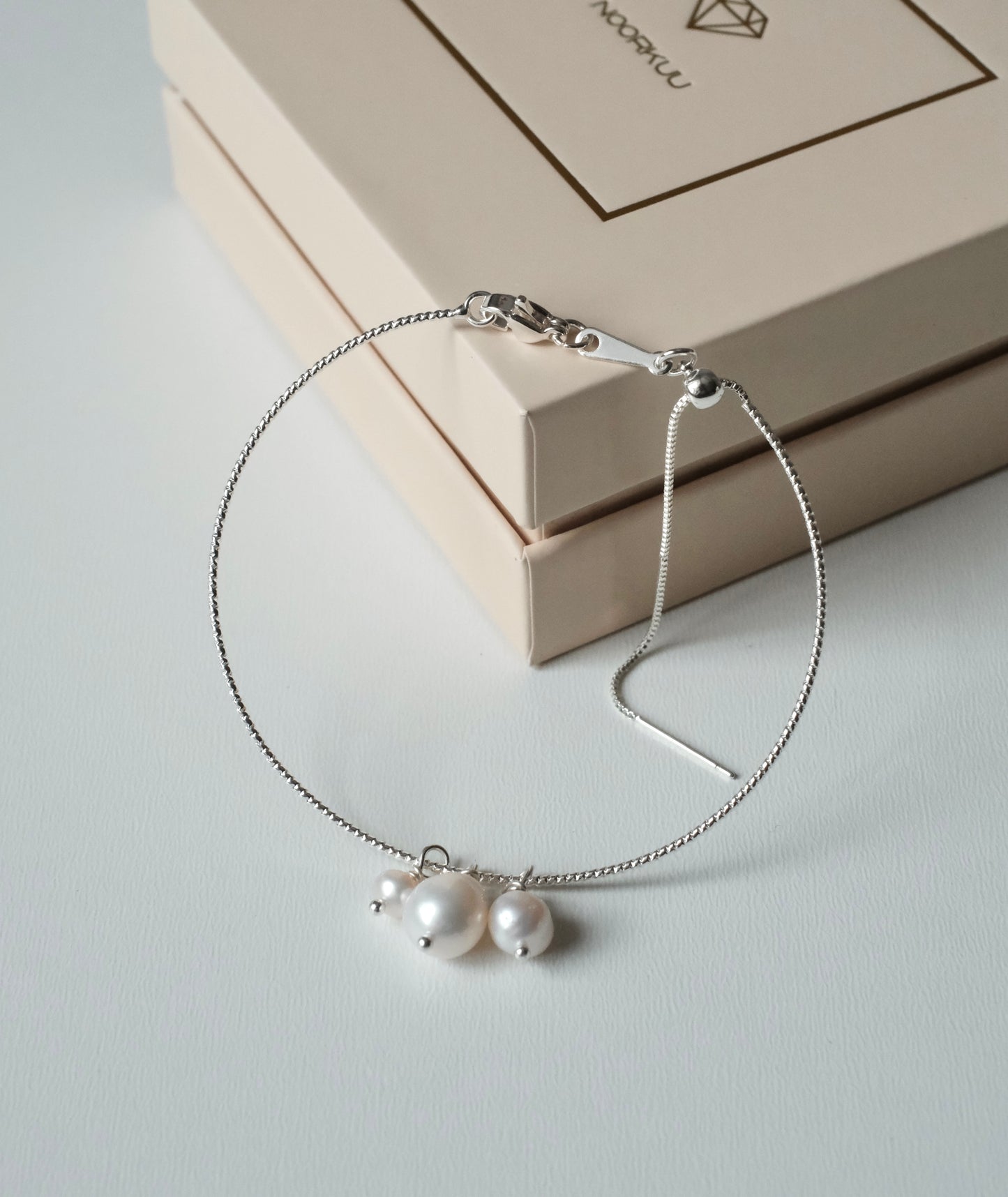 Pērļu rokassprādze ar apsudrabotām detaļām