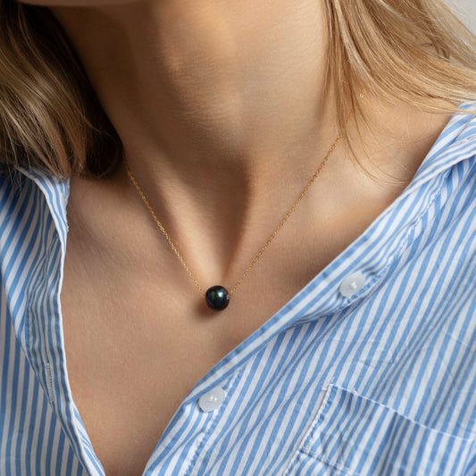 Auksu dengta grandinėlė su tamsiu perlu