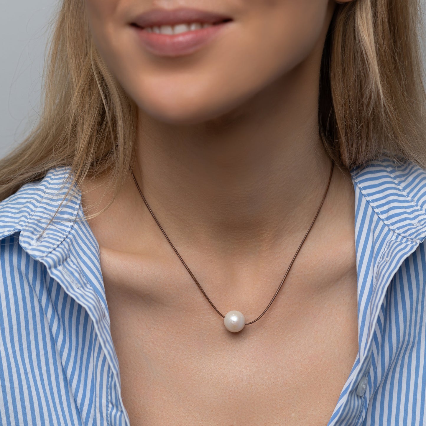 Nahast kaelakee pärliga