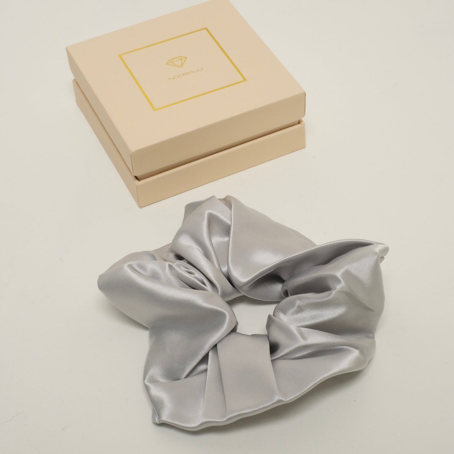 100% siidist valmistatud juuksekumm "Light grey"