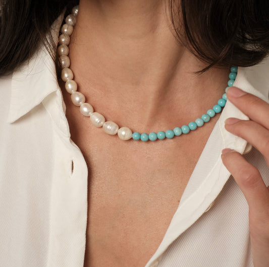 Natūralių perlų ir magnezito vėrinys "Anette"