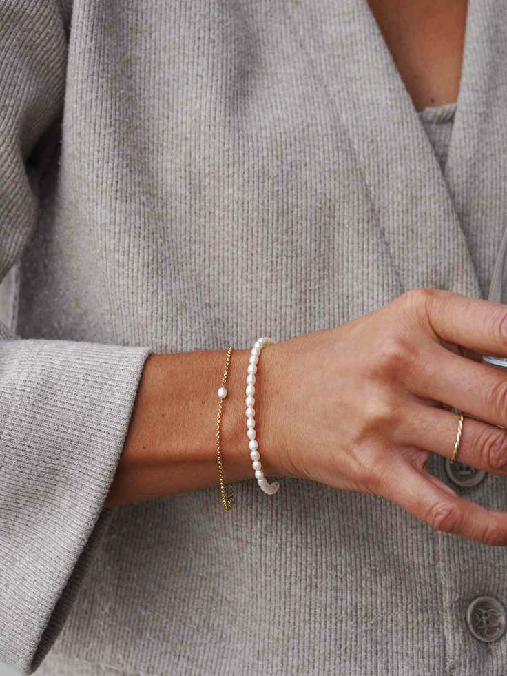 Perlų apyrankė su paauksuotomis / sidabrinėmis detalėmis