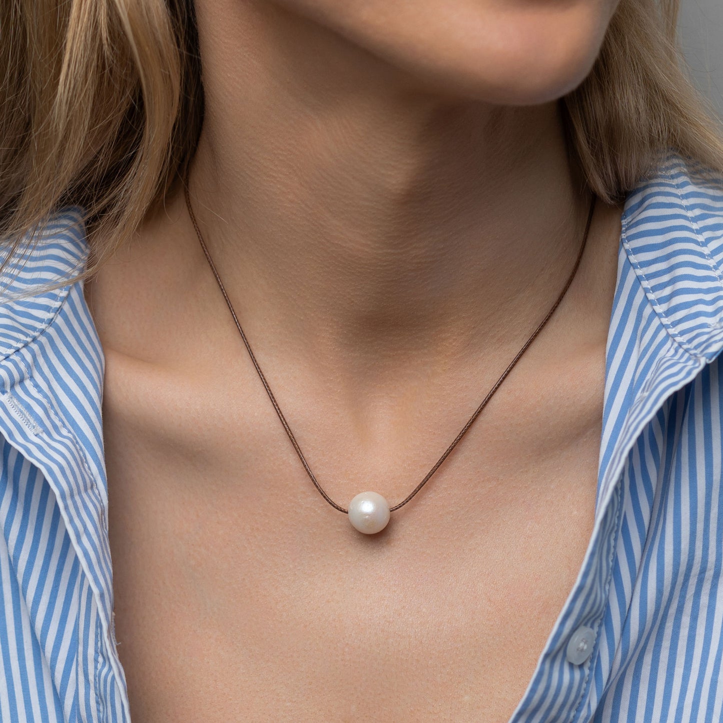 Nahast kaelakee pärliga