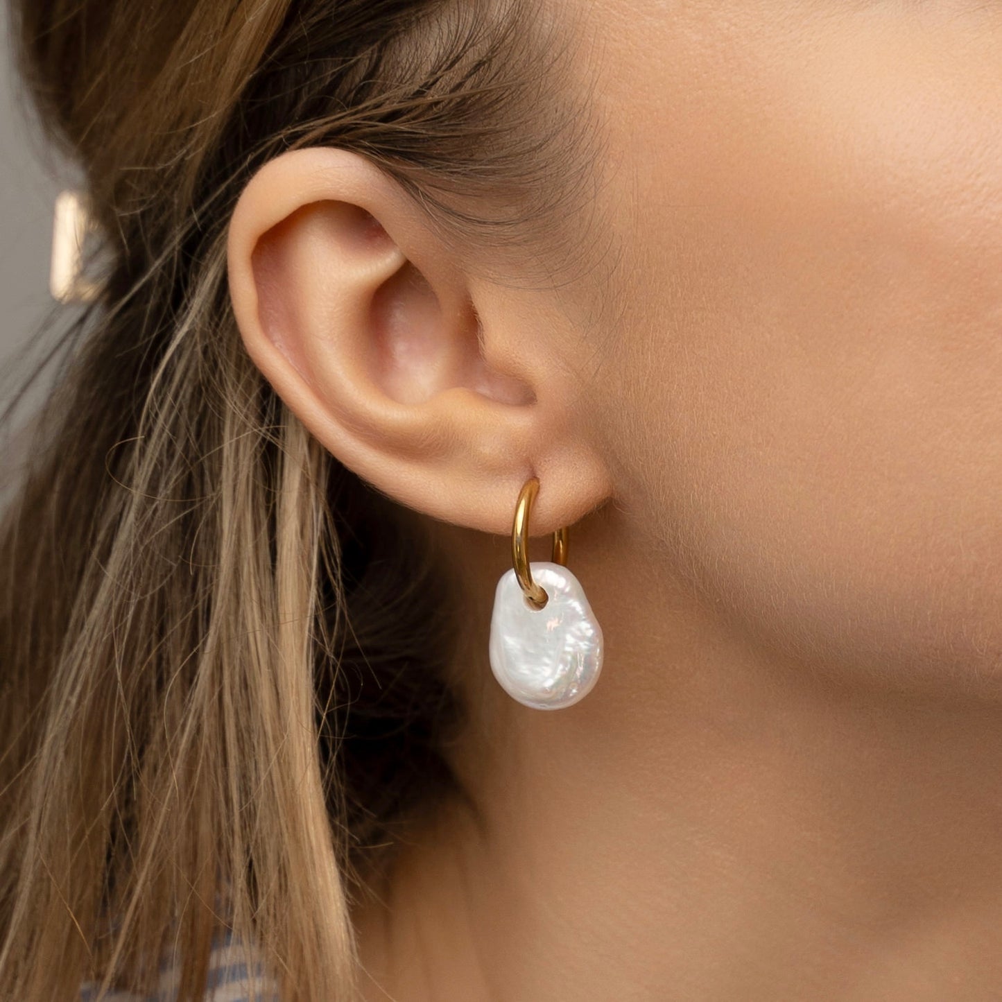 Kullatud kõrvarõngad pärliga "Baroque"