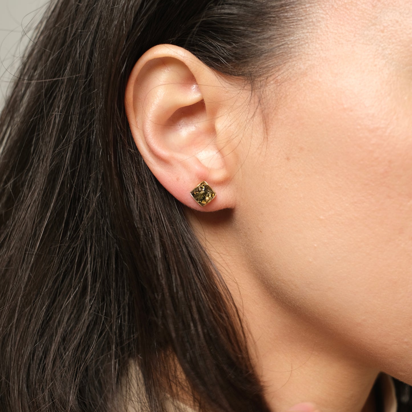 Kullatud hõbekõrvarõngad merevaiguga "Green, square, gold"