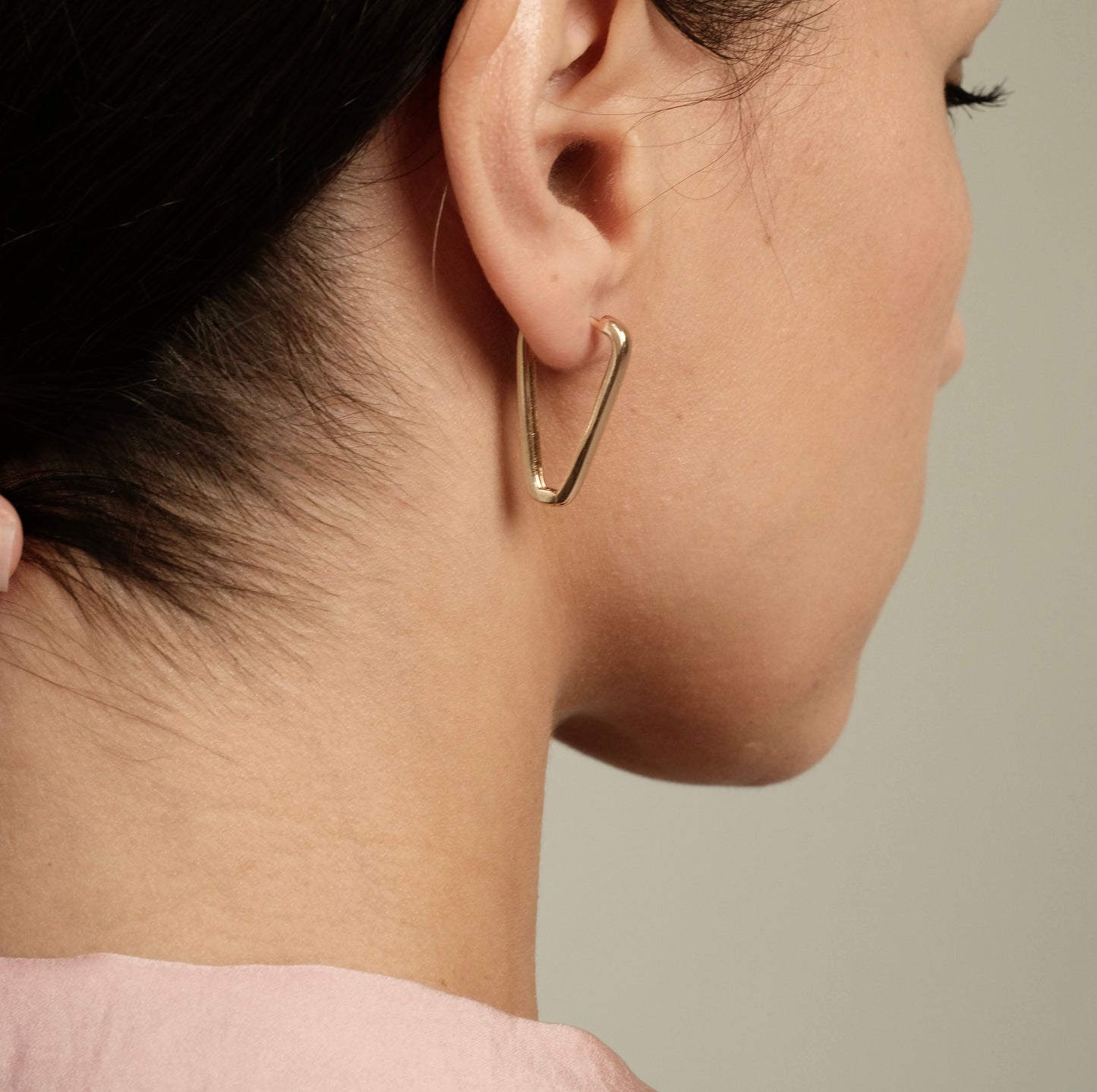 Kullatud kõrvarõngad pärliga "Triangle"