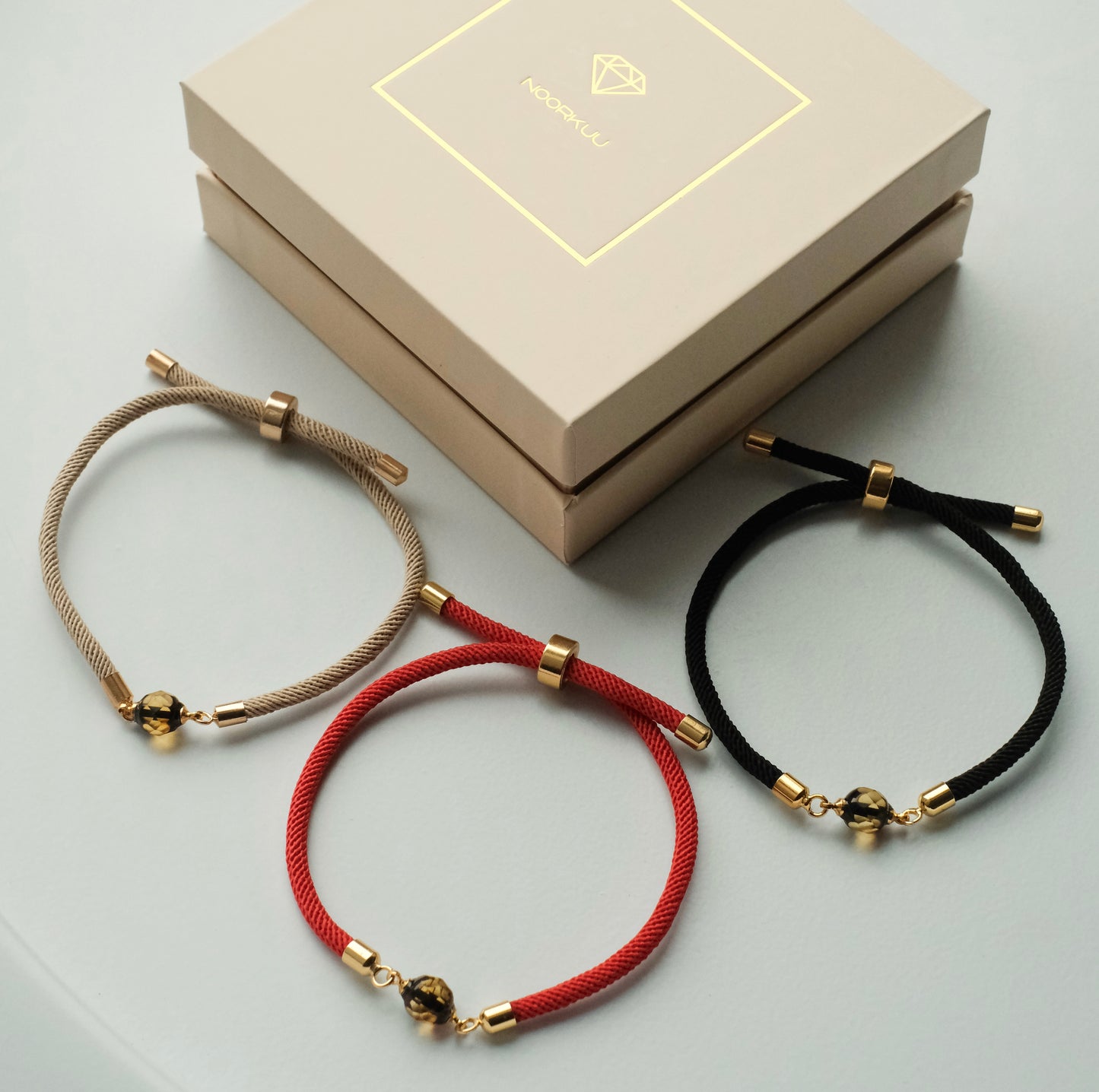 Sarkana rokassprādze ar dzintaru