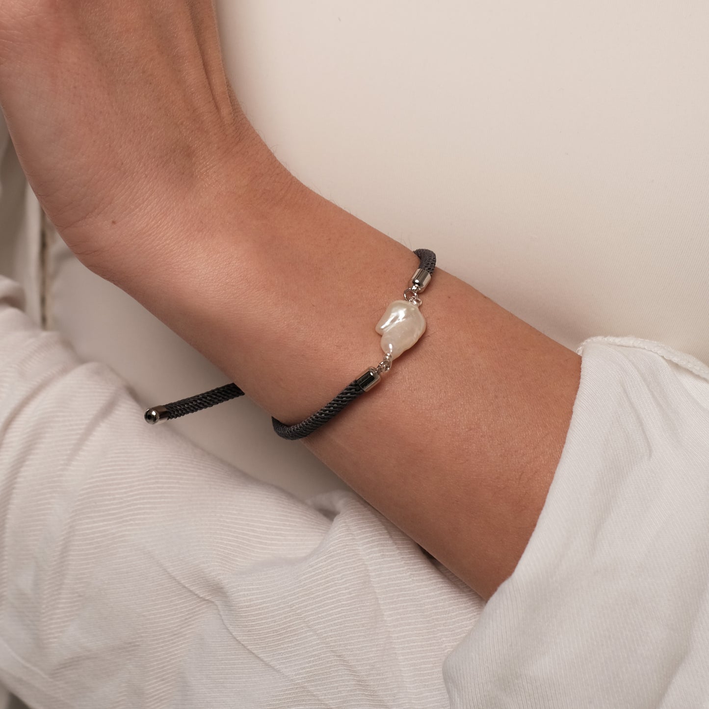 Pilkos spalvos apyrankė su Baroque perlu