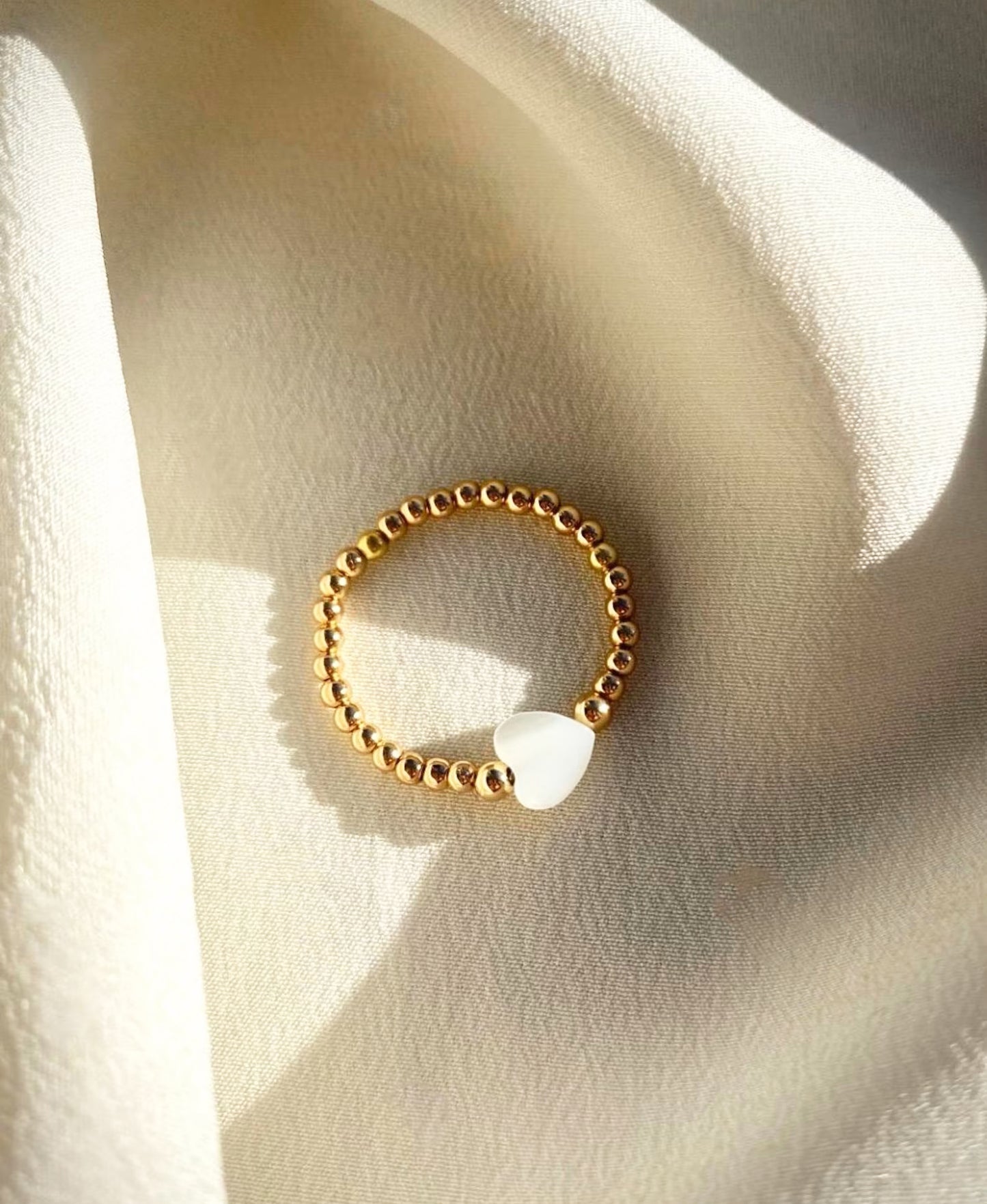 Pärlmutrist sõrmus + hõbedetailid