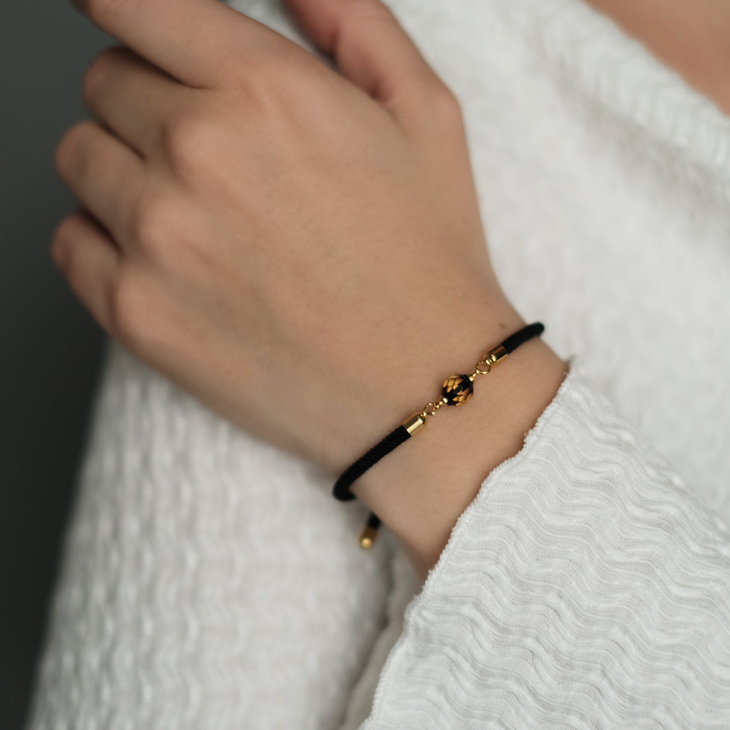 Juoda apyrankė su gintaru