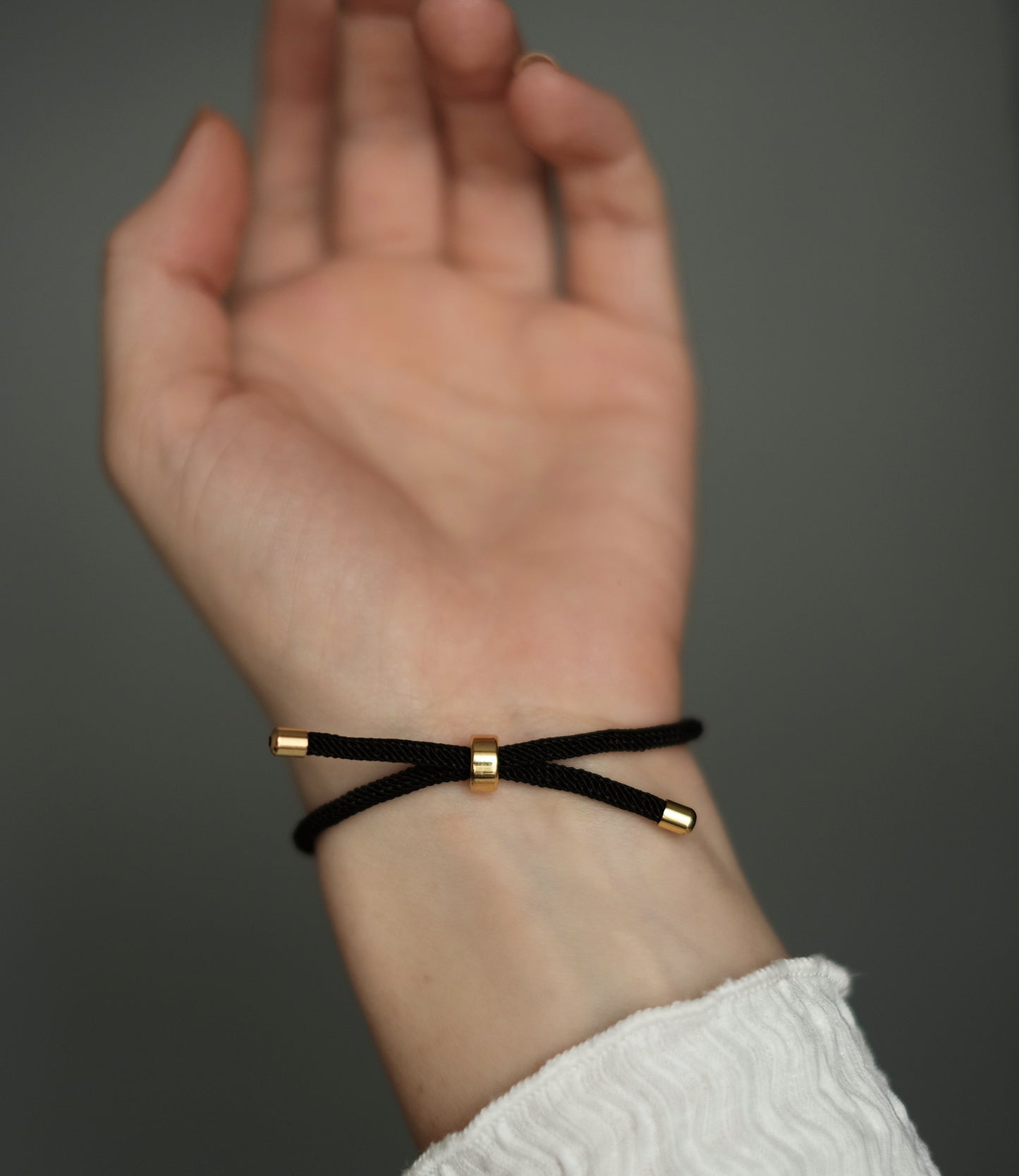 Juoda apyrankė su gintaru