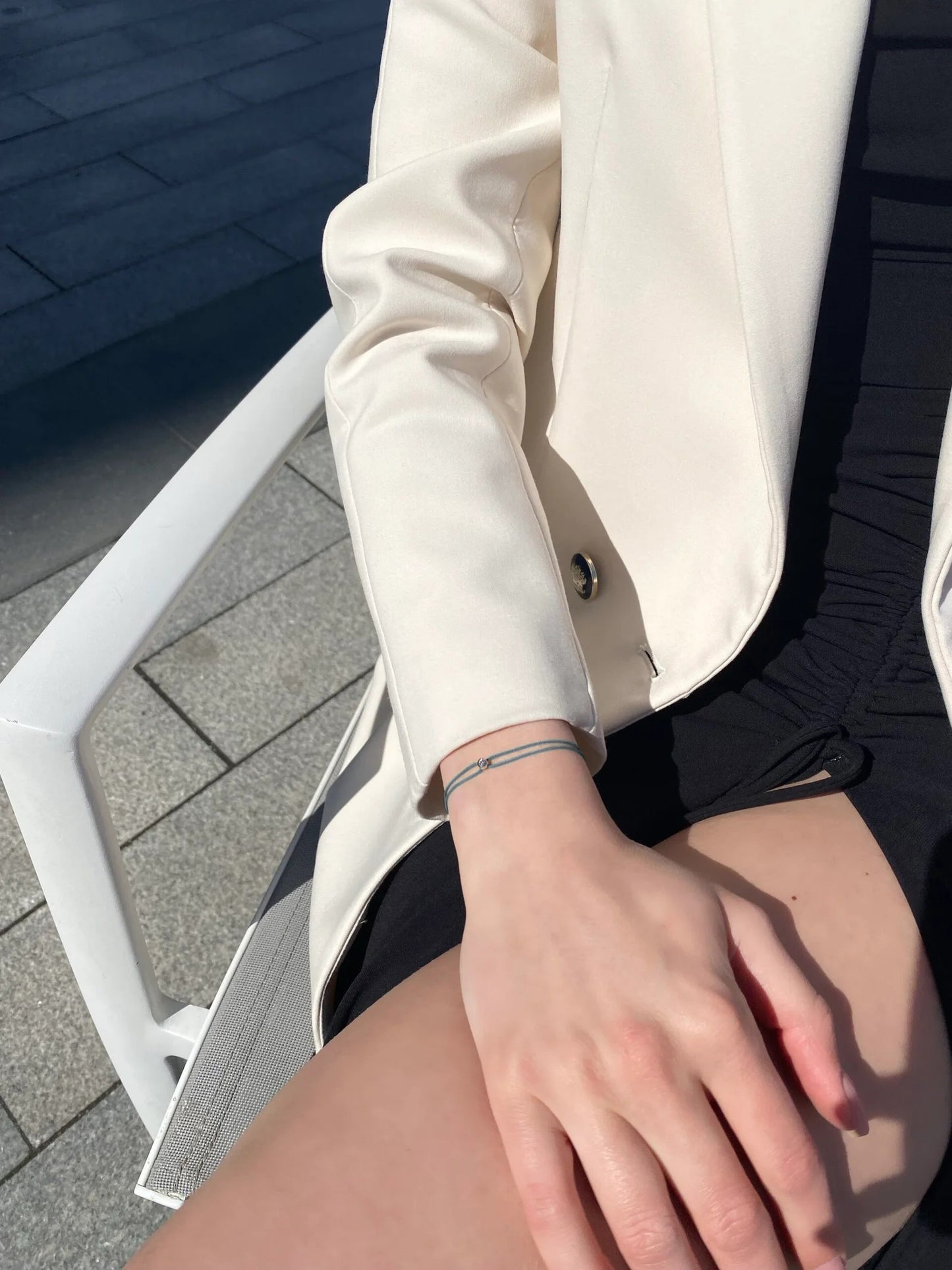 Pilka apyrankė su 0,04 ct deimantu