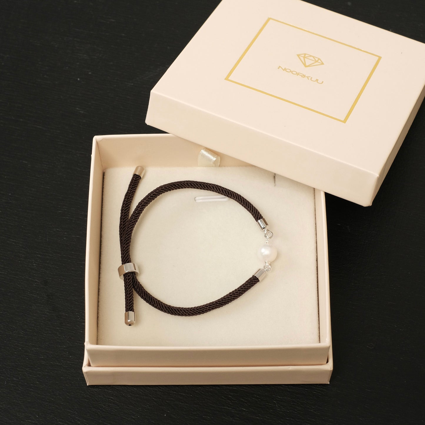 Brown bracelet with natural pearl