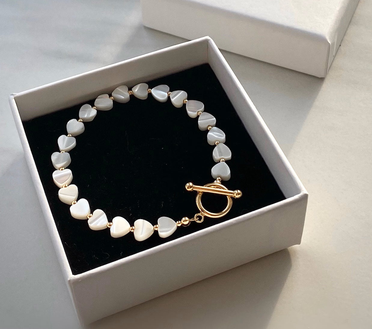 Dabīga perlamutra rokassprādze "Hearts"