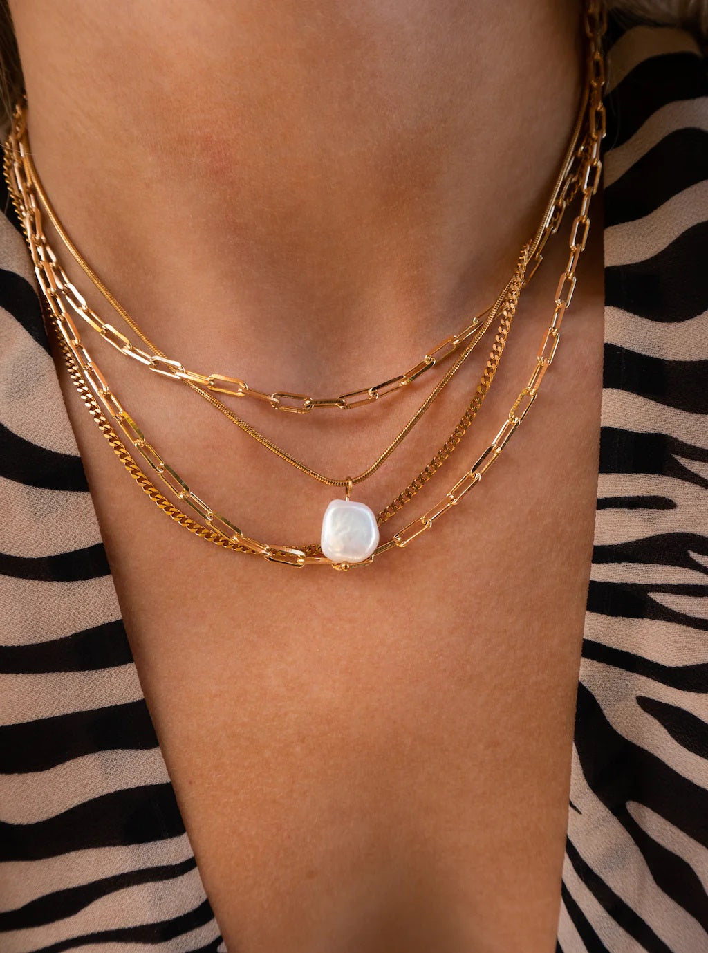 Paauksuota grandinėlė su barokiniu perlu