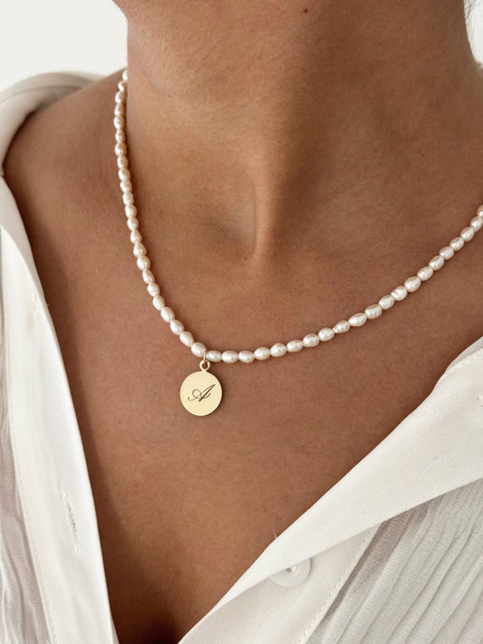 Perlų vėrinys su išgraviruotu pakabuku