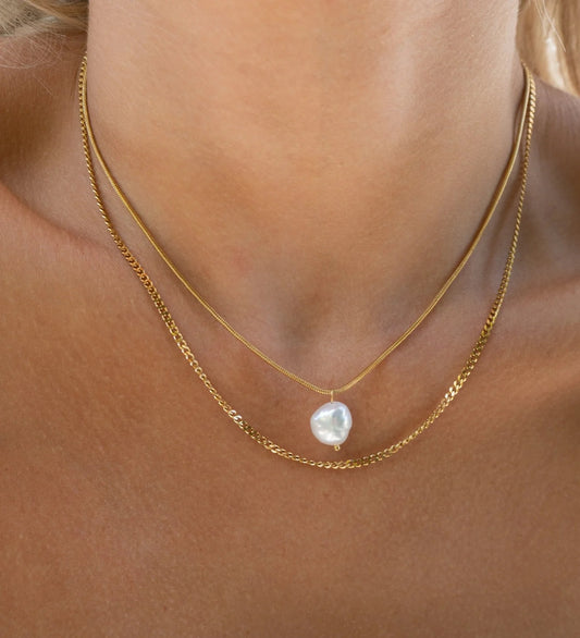 Paauksuota grandinėlė su barokiniu perlu