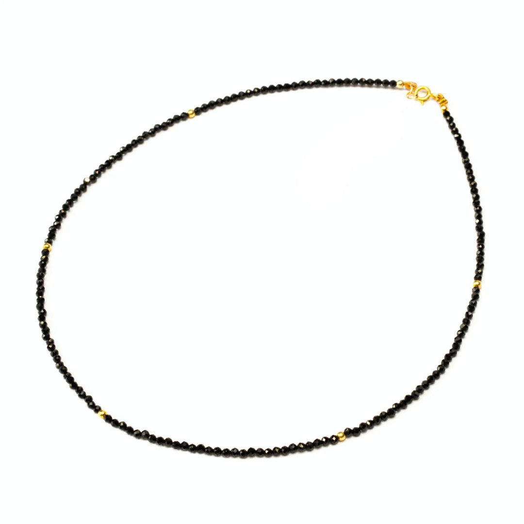 Must spinell kaelakee