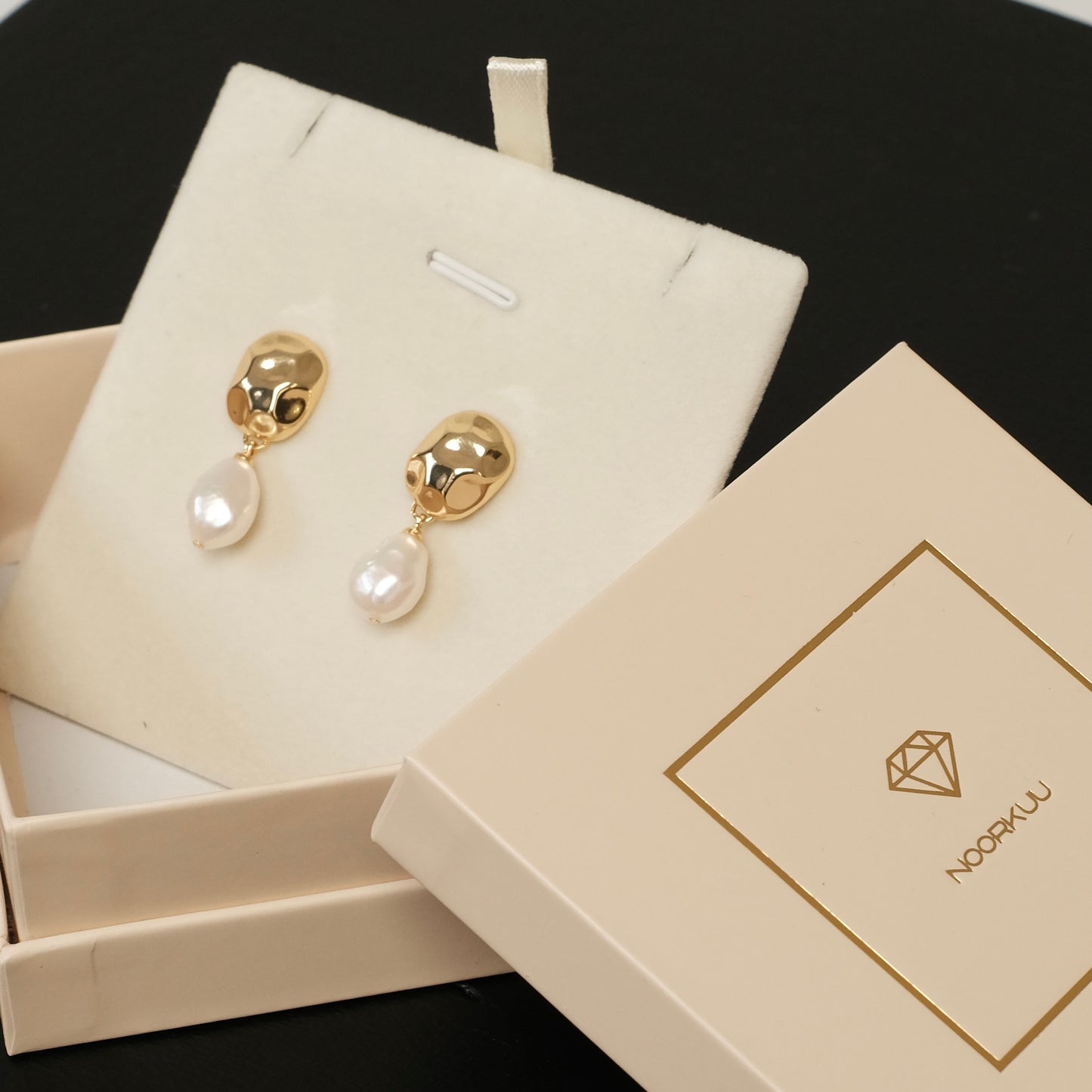 Apzeltīti auskari ar dabīgām pērlēm "Eriline"