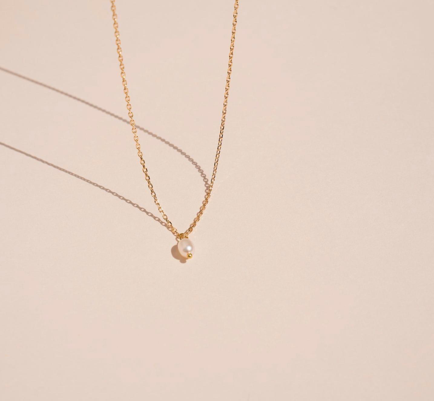 Kaklo papuošalas su natūraliu ovaliu perlu