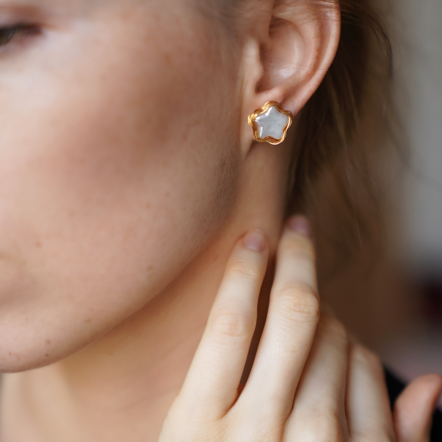 Kullatud kõrvarõngad pärliga