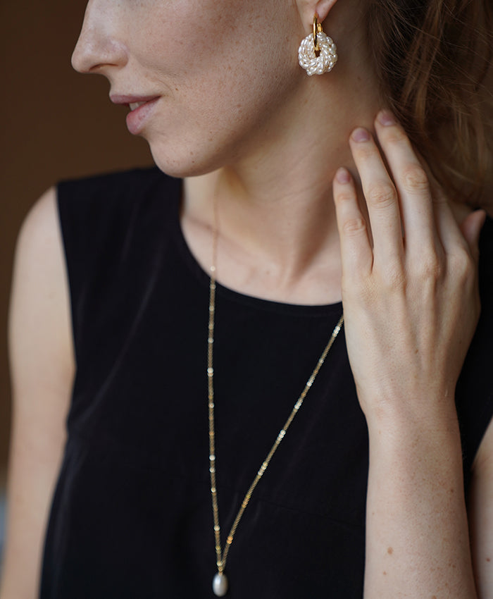 Auksuoti auskarai su natūraliais perlais