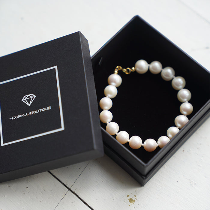 Luxurious pearl bracelet with gold plated silver details