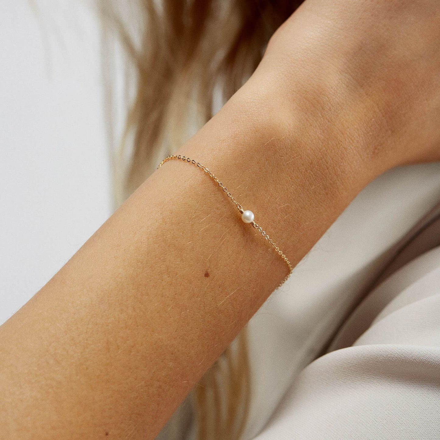 Gold plated bracelet with natural pearl, 6mm