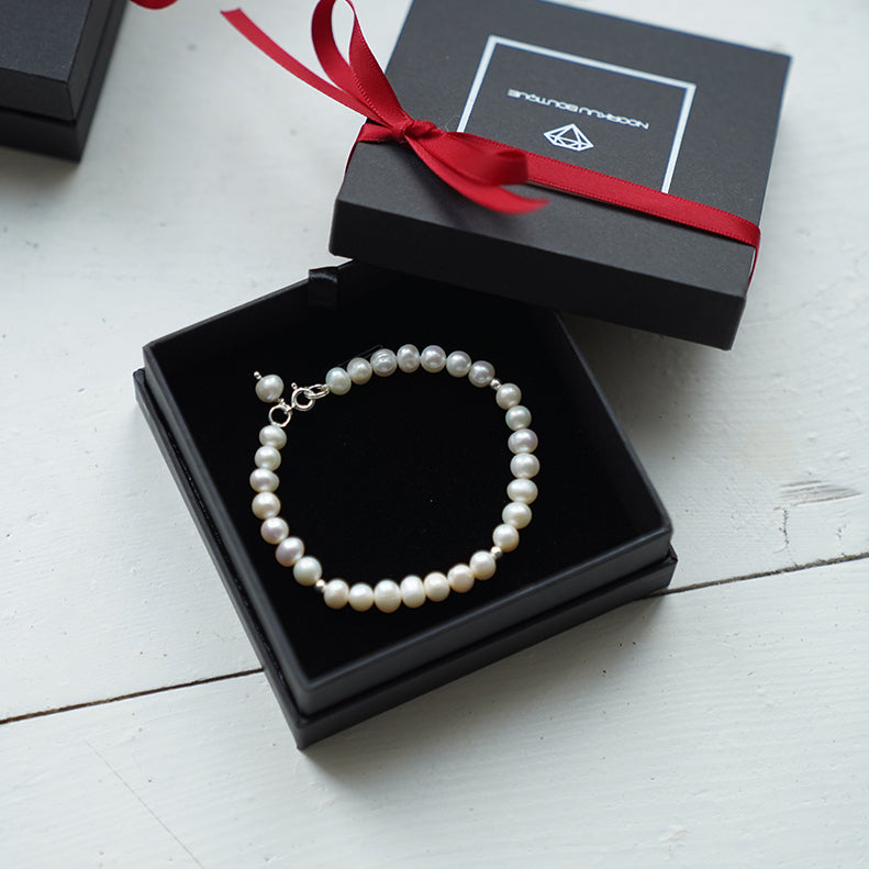 Natural pearl bracelet + silver details